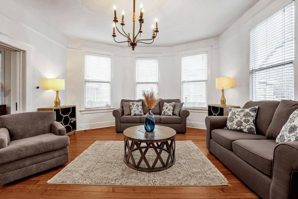 Exquisite Two-Story Home Located In Midtown Memphis Extérieur photo